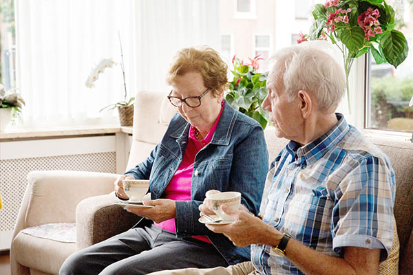 Mantelzorger en partner die koffie drinken